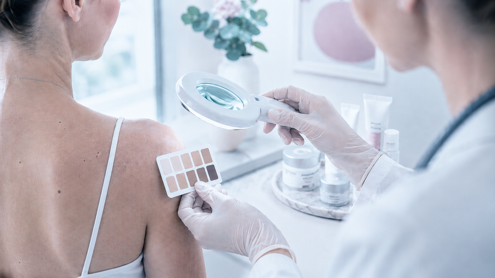 Dermatologin führt eine Hautanalyse an der Schulter einer Patientin durch