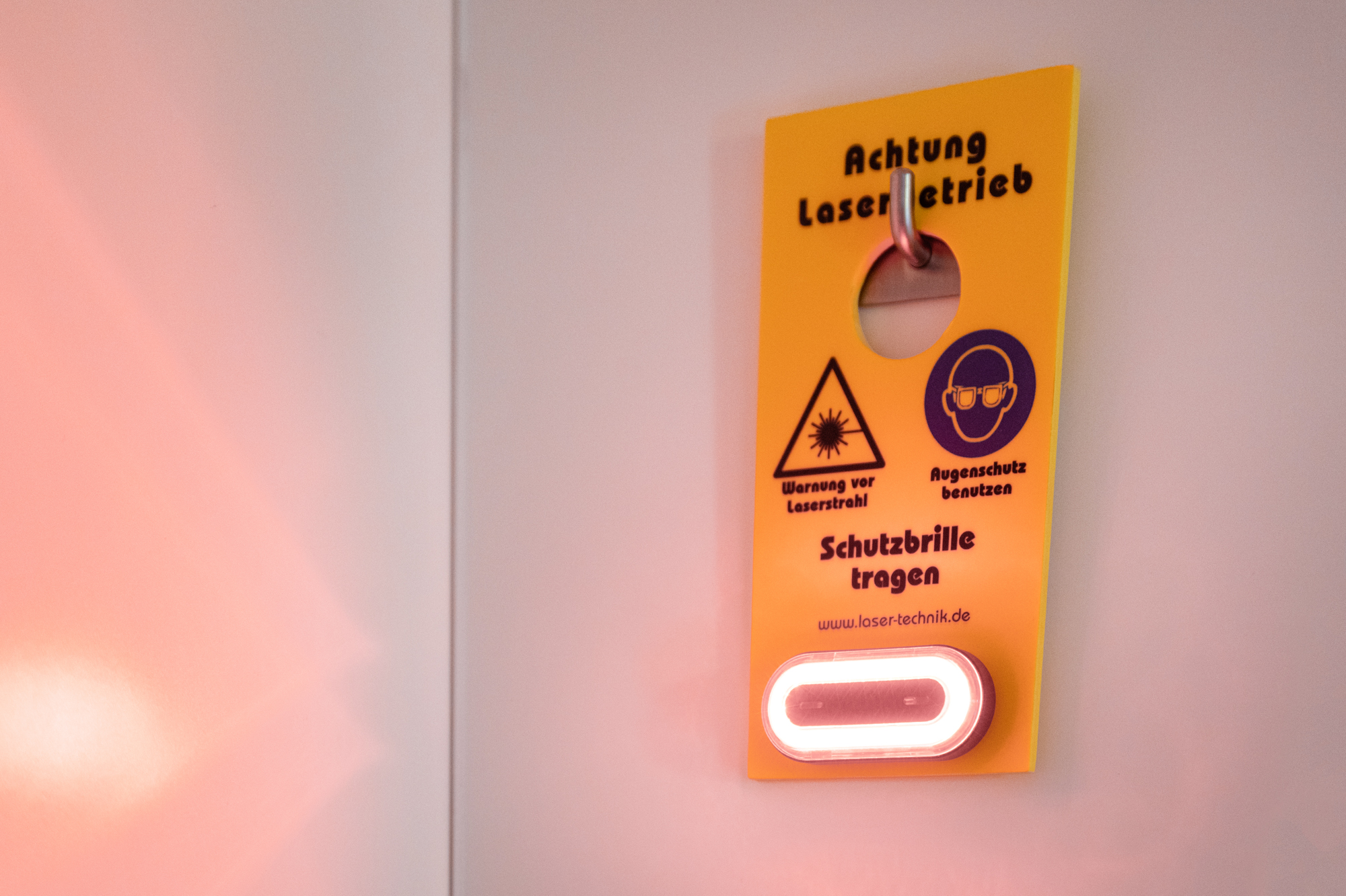 Hinweisschild „Achtung Laserbetrieb – Schutzbrille tragen"
