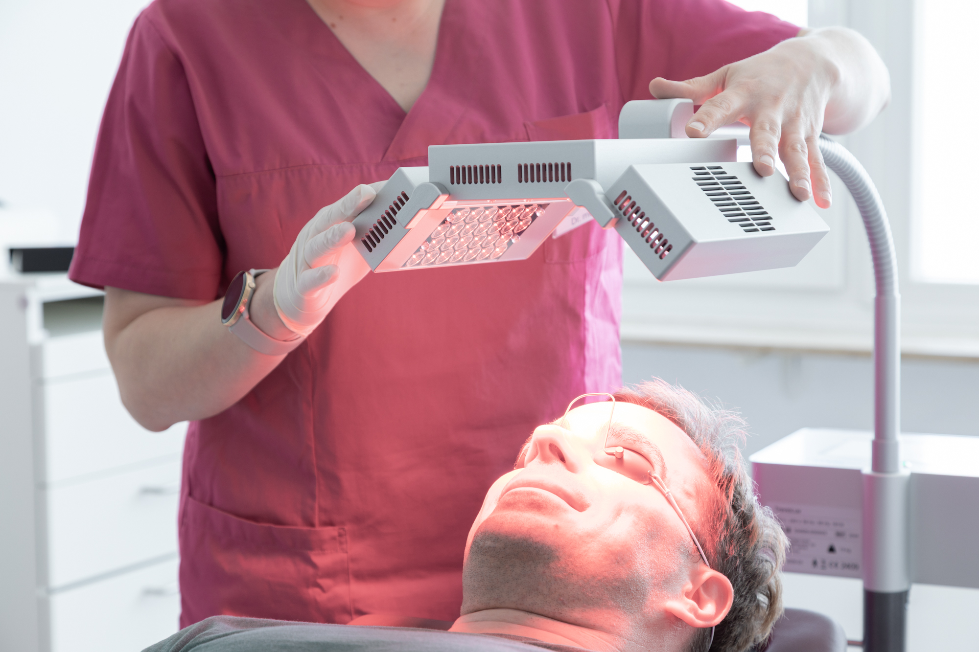 PDT-Tageslichtlampe über einer Patientin in der Praxis